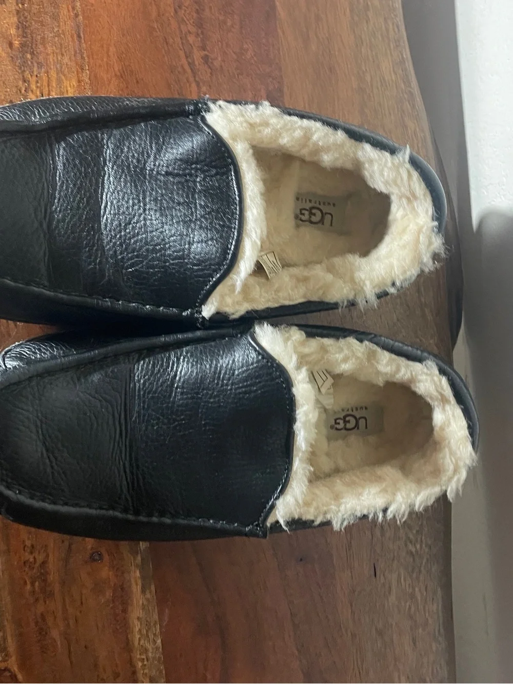 UGG Ascot 5379B Black Leather Shearling Slippers Men’s Size 8
